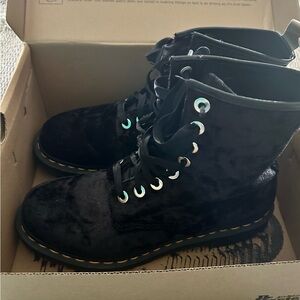 DR MARTEN’S BLACK CRUSHED VELVET BOOTS WITH SATIN LACES. SIZE 8.